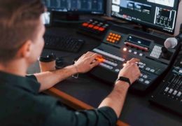 Intégrateur audiovisuel vs installation en interne : lequel est le meilleur choix ?