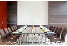 Optimiser une salle de réunion moyenne avec des solutions de visioconférence